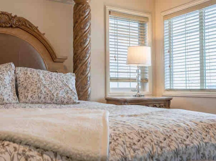 2500 Sq House In Springbank Hill Bl 261818 Villa YYC Eksteriør billede