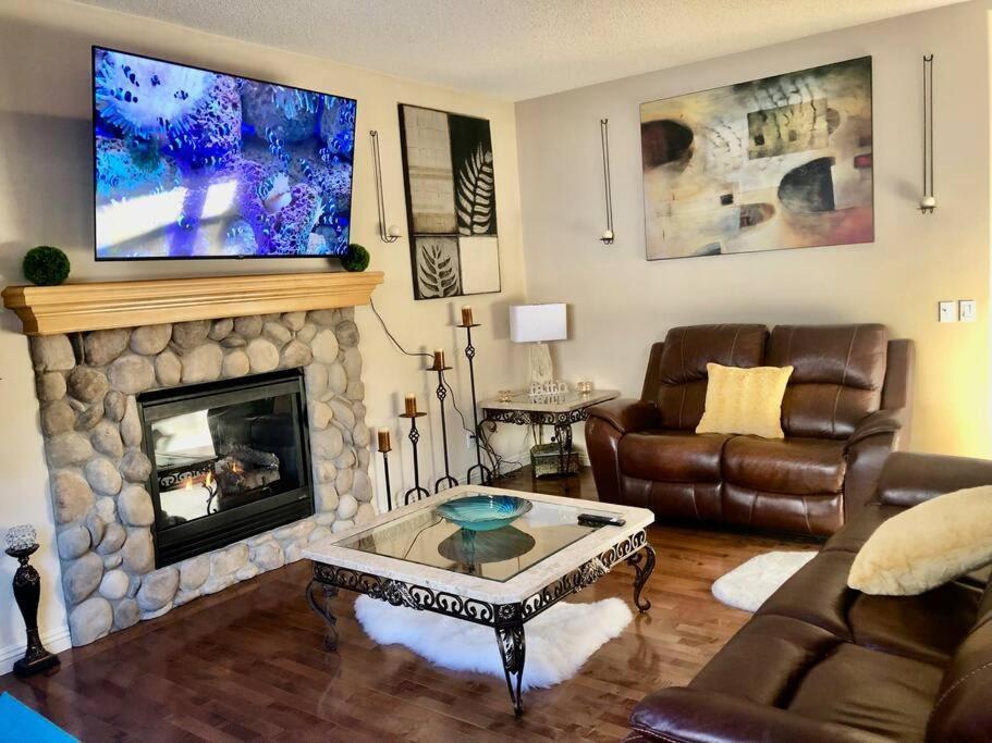 2500 Sq House In Springbank Hill Bl 261818 Villa YYC Eksteriør billede
