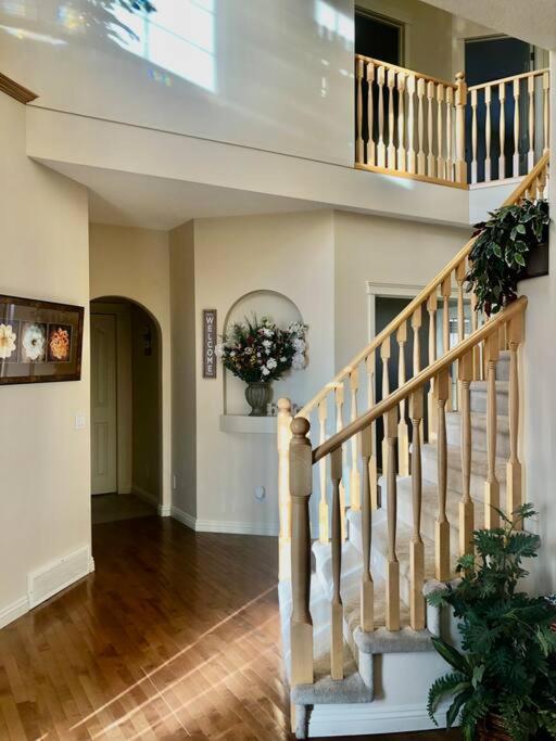 2500 Sq House In Springbank Hill Bl 261818 Villa YYC Eksteriør billede