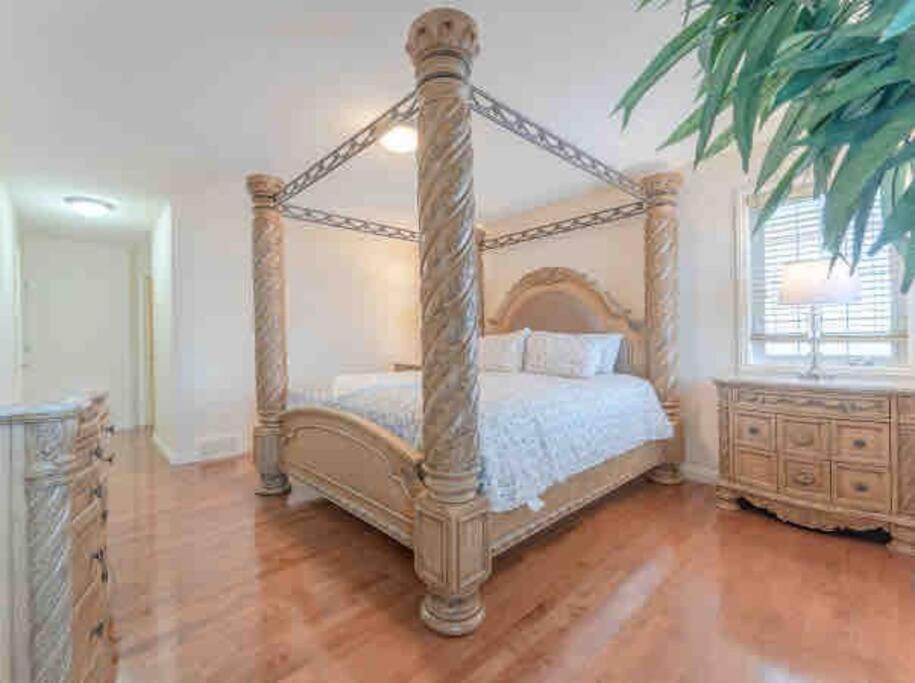 2500 Sq House In Springbank Hill Bl 261818 Villa YYC Eksteriør billede