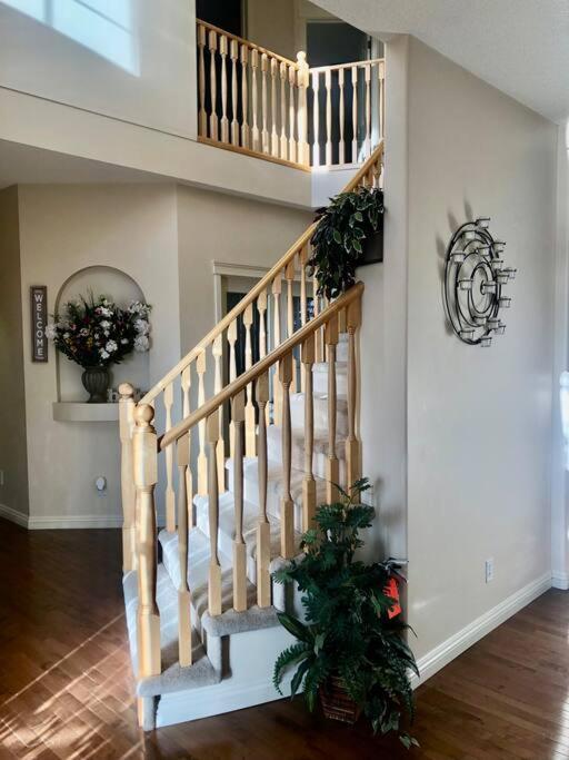 2500 Sq House In Springbank Hill Bl 261818 Villa YYC Eksteriør billede