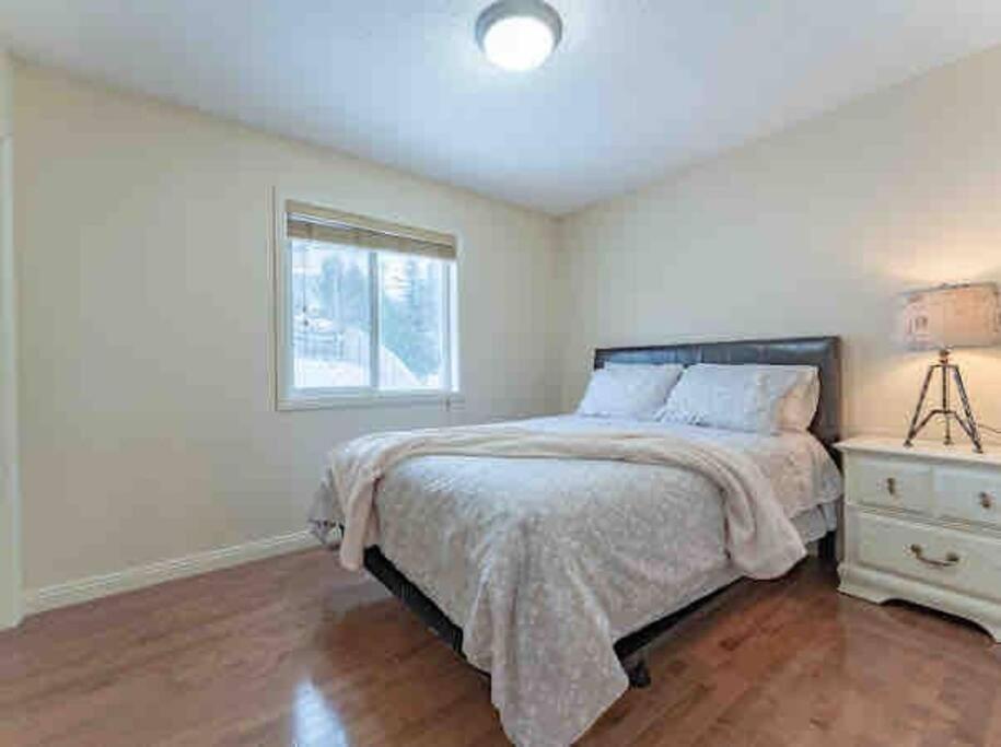 2500 Sq House In Springbank Hill Bl 261818 Villa YYC Eksteriør billede