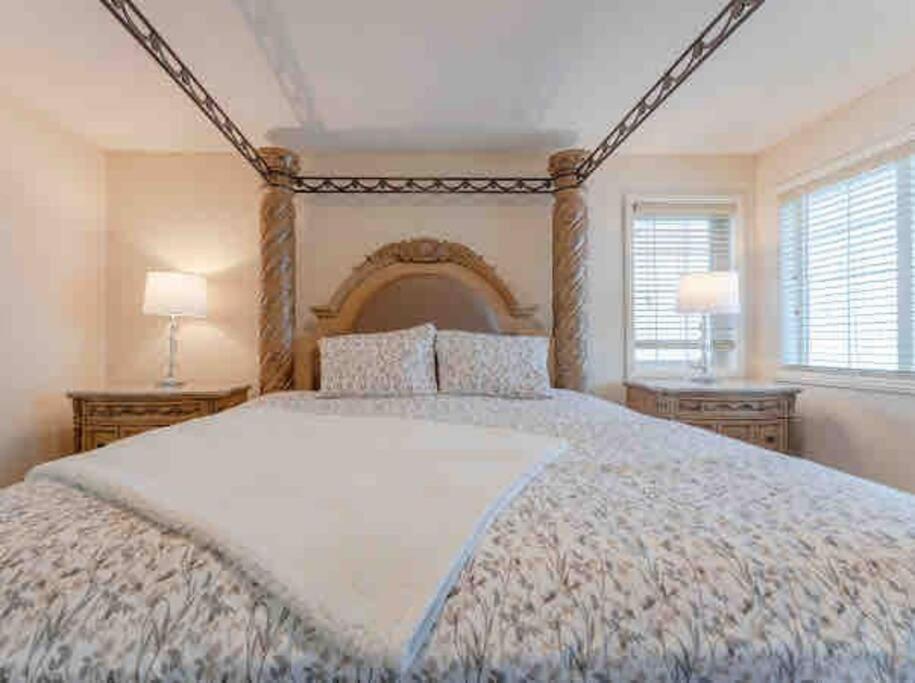 2500 Sq House In Springbank Hill Bl 261818 Villa YYC Eksteriør billede