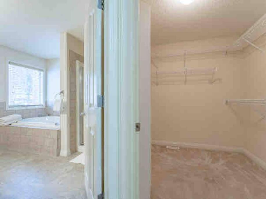 2500 Sq House In Springbank Hill Bl 261818 Villa YYC Eksteriør billede