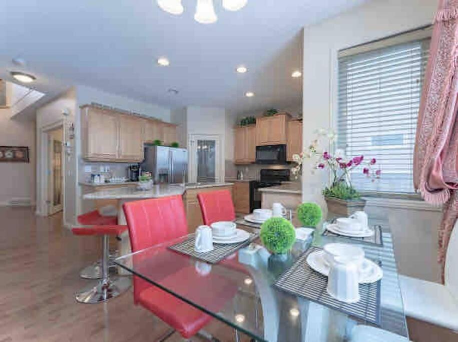 2500 Sq House In Springbank Hill Bl 261818 Villa YYC Eksteriør billede