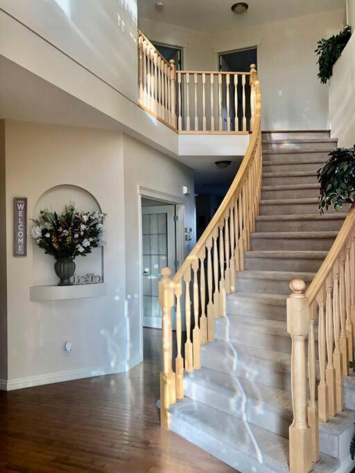 2500 Sq House In Springbank Hill Bl 261818 Villa YYC Eksteriør billede
