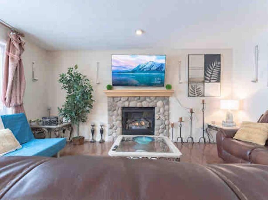2500 Sq House In Springbank Hill Bl 261818 Villa YYC Eksteriør billede