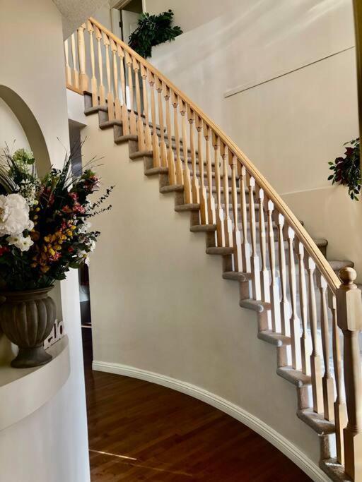 2500 Sq House In Springbank Hill Bl 261818 Villa YYC Eksteriør billede