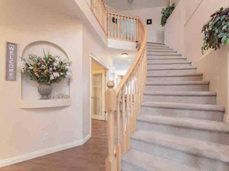 2500 Sq House In Springbank Hill Bl 261818 Villa YYC Eksteriør billede