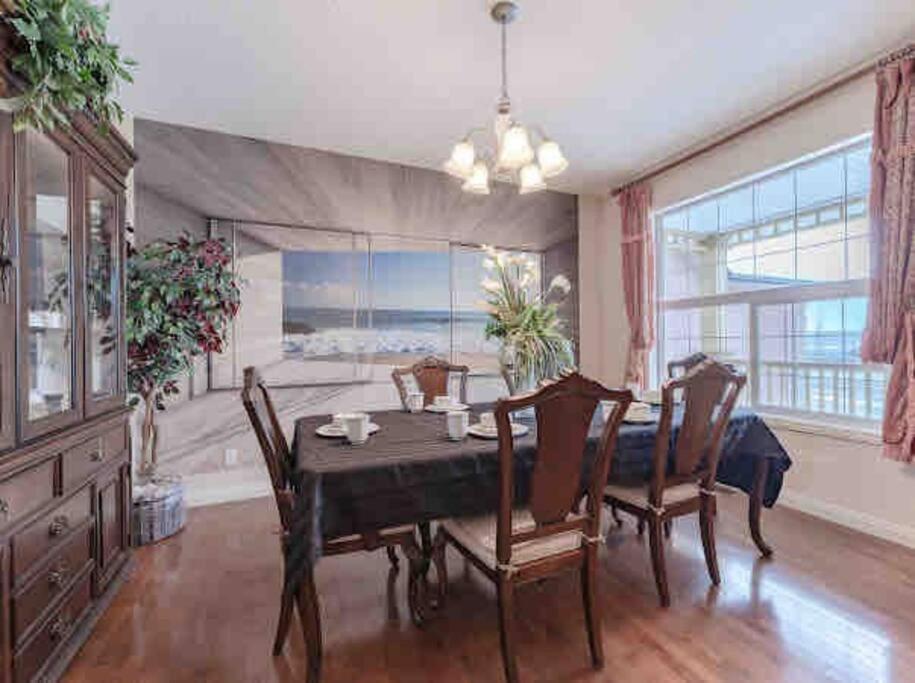 2500 Sq House In Springbank Hill Bl 261818 Villa YYC Eksteriør billede