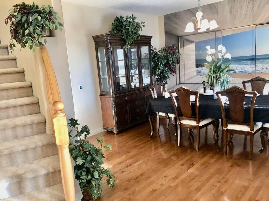 2500 Sq House In Springbank Hill Bl 261818 Villa YYC Eksteriør billede