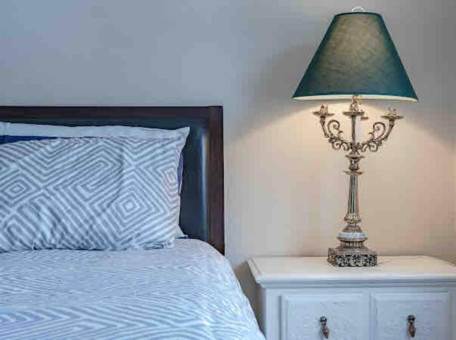 2500 Sq House In Springbank Hill Bl 261818 Villa YYC Eksteriør billede