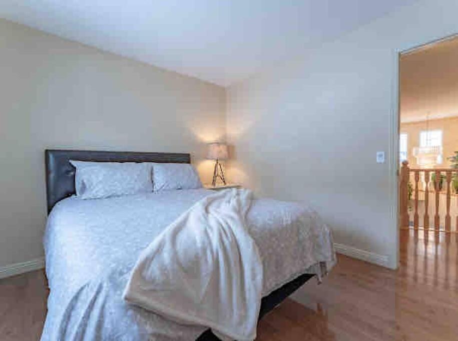 2500 Sq House In Springbank Hill Bl 261818 Villa YYC Eksteriør billede