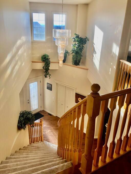 2500 Sq House In Springbank Hill Bl 261818 Villa YYC Eksteriør billede