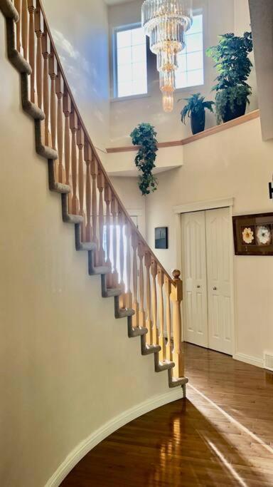 2500 Sq House In Springbank Hill Bl 261818 Villa YYC Eksteriør billede