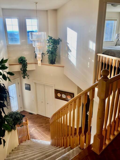 2500 Sq House In Springbank Hill Bl 261818 Villa YYC Eksteriør billede