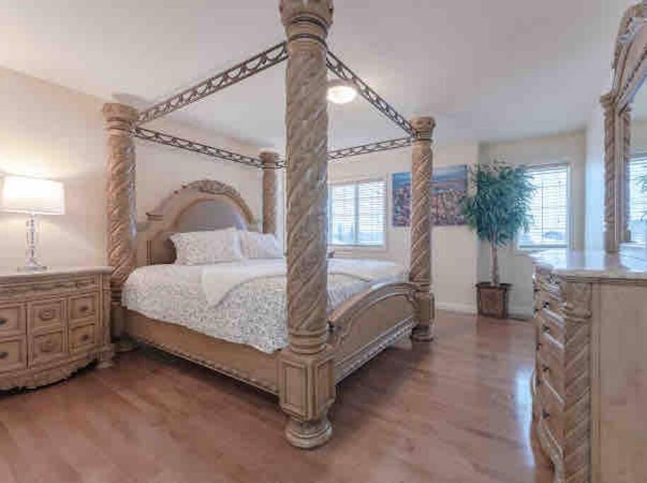 2500 Sq House In Springbank Hill Bl 261818 Villa YYC Eksteriør billede