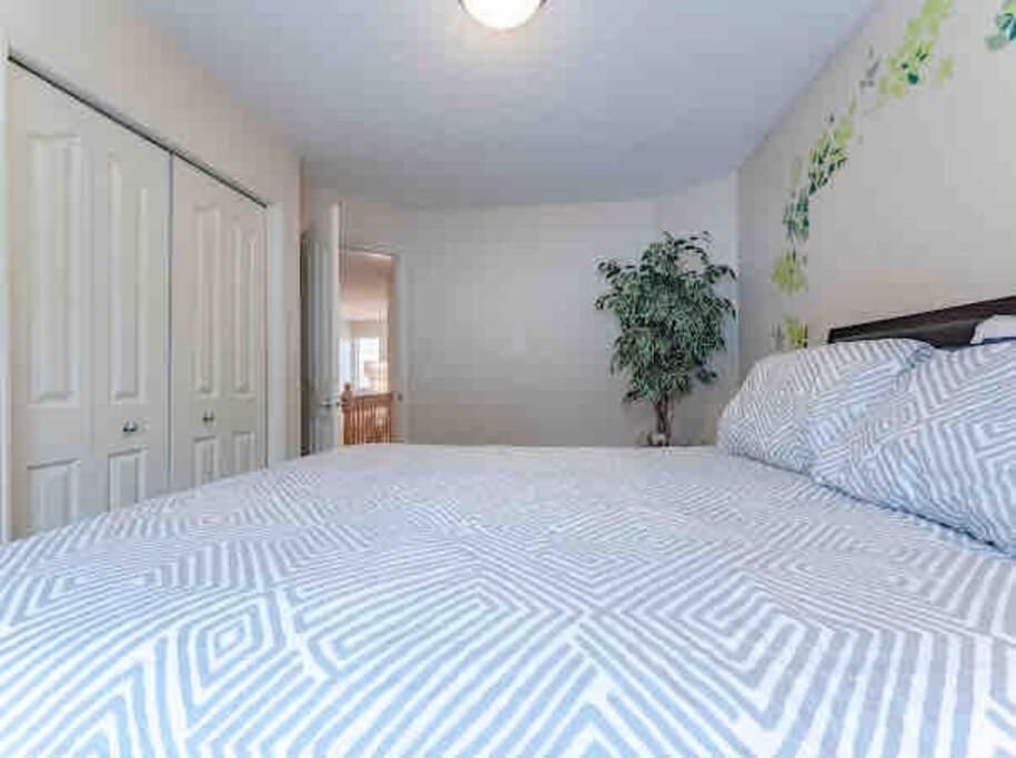2500 Sq House In Springbank Hill Bl 261818 Villa YYC Eksteriør billede