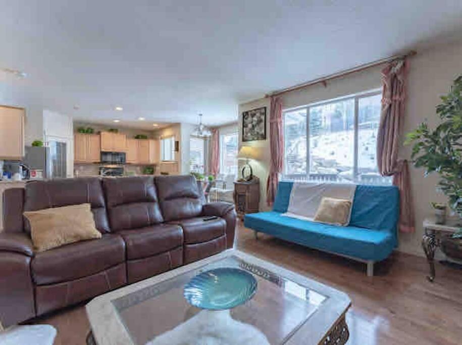 2500 Sq House In Springbank Hill Bl 261818 Villa YYC Eksteriør billede