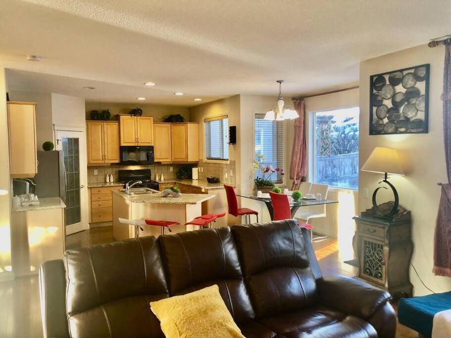 2500 Sq House In Springbank Hill Bl 261818 Villa YYC Eksteriør billede