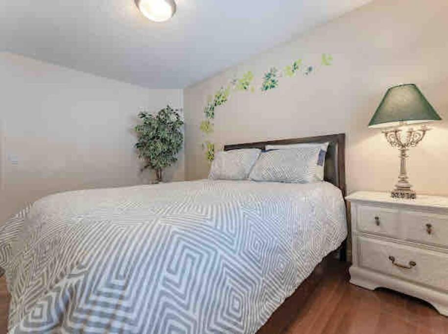 2500 Sq House In Springbank Hill Bl 261818 Villa YYC Eksteriør billede