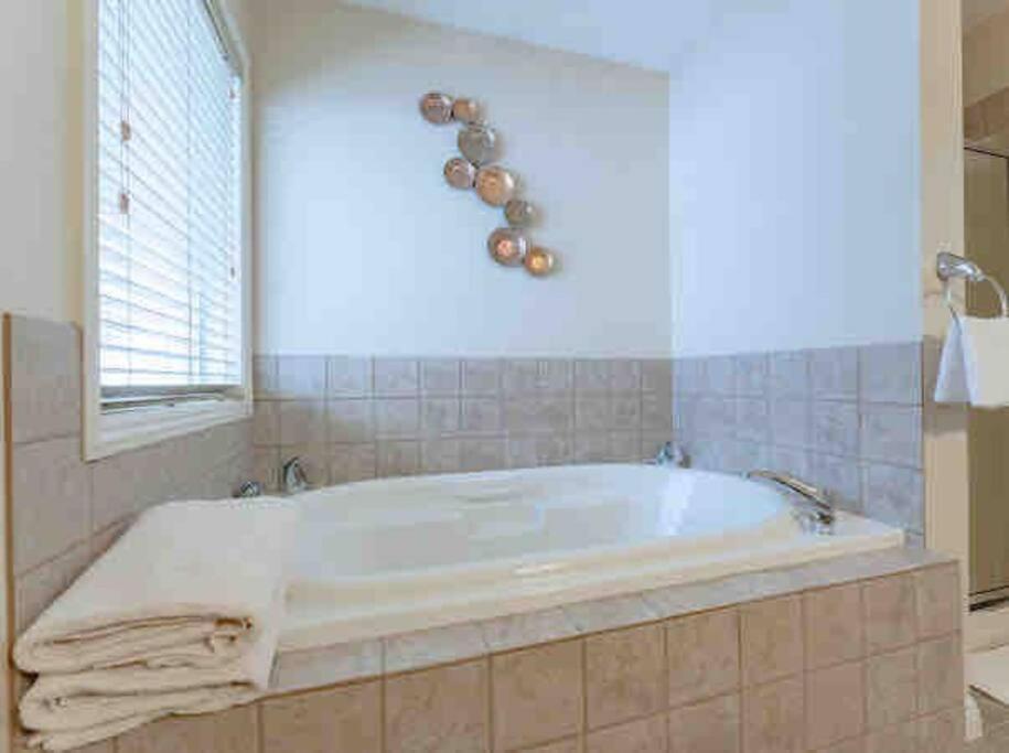 2500 Sq House In Springbank Hill Bl 261818 Villa YYC Eksteriør billede