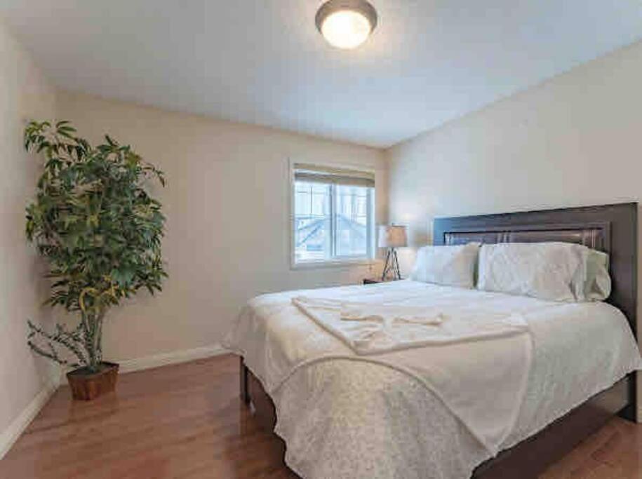 2500 Sq House In Springbank Hill Bl 261818 Villa YYC Eksteriør billede