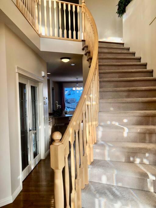 2500 Sq House In Springbank Hill Bl 261818 Villa YYC Eksteriør billede
